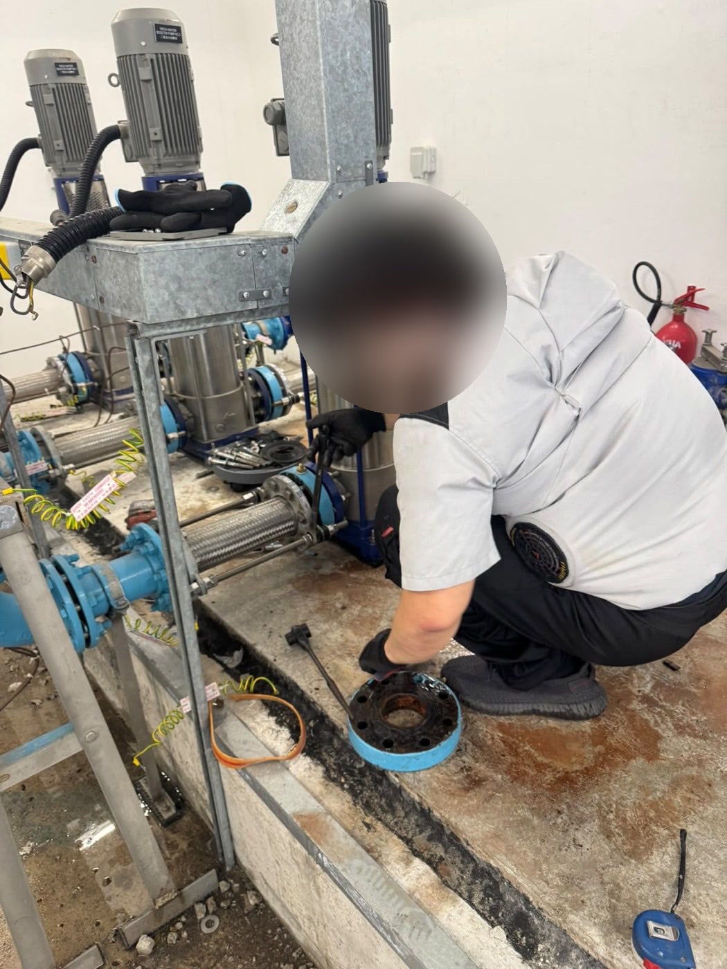 大廈水泵系統維修實況，人物頭部已模糊處理