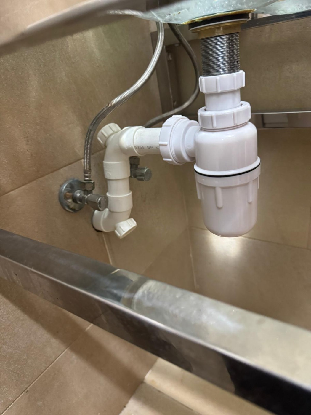 洗手盆去水隔氣安裝完成